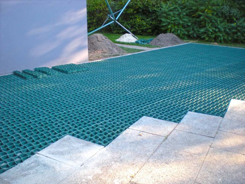 Neugestaltung eines begrünten Mieterparkplatz mit dem Bodengitter BG50