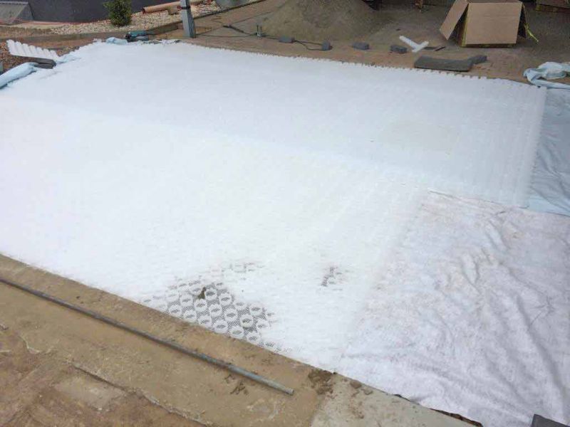 Moderne Umgestaltung: Steingarten & Carporteinfahrt mit stabilisiertem Kies