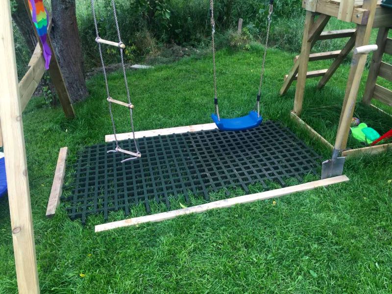 Rasengitterplatte aus Gummi als Fallschutzmatte für Schaukel, Rutsche & Spielgerüst