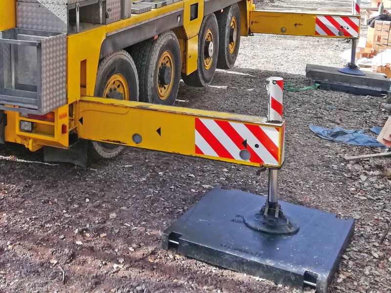 Abstützung eines Krans mit Kranmatte aus Kunststoff auf unebenem Untergrund