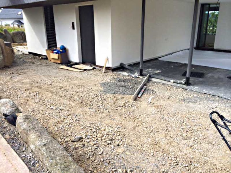 Verlegen des Bodengitter BG30 im Hof und Eingangsbereich eines Neubau