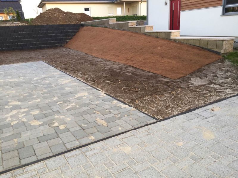 Leichtes Gefälle stabilisieren und vor Erosion schützen mit der Böschungsmatte Kokos BMK350