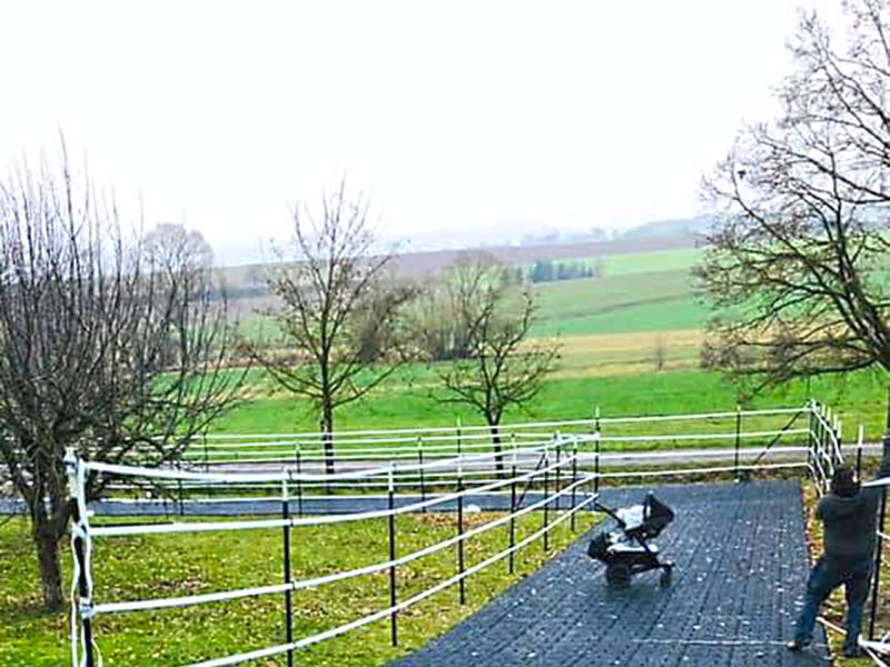 Anlegen eines stabilisierten und sicheren Weges für Pferde mit der Paddockplatte PP60