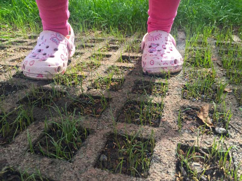 Rasengitterplatte aus Gummi als Fallschutzmatte für Schaukel, Rutsche & Spielgerüst