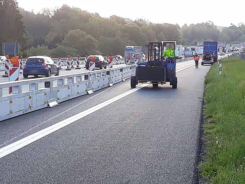 Ein Stapler bringt eine Palette mit Bodenschutzplatten zum Einsatzort als temporärer Pannenstreifen