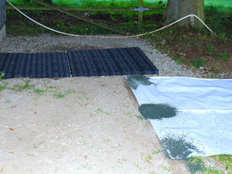 Befestigung des Bodens rund um den Futterplatz für Pferde mit dem Bodengitter BG50