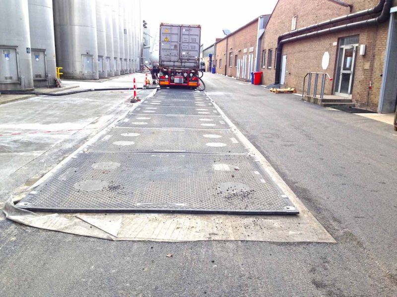 Mobile Fahrstraße zum Schutz einer neuen asphaltierten Fahrfläche