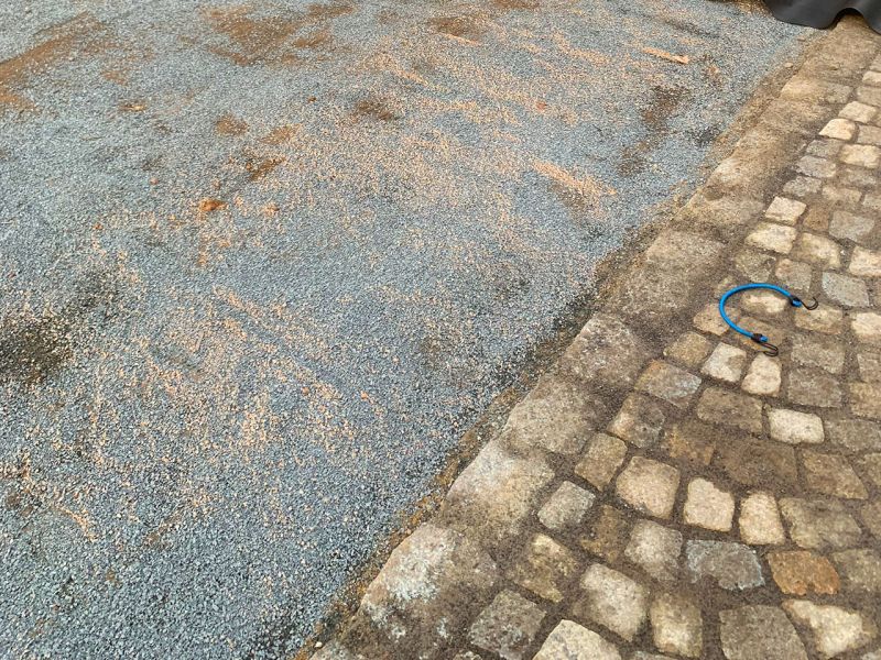 Effektvoller PKW-Abstellplatz im Vorgarten mit dem Kiesgitter KG30