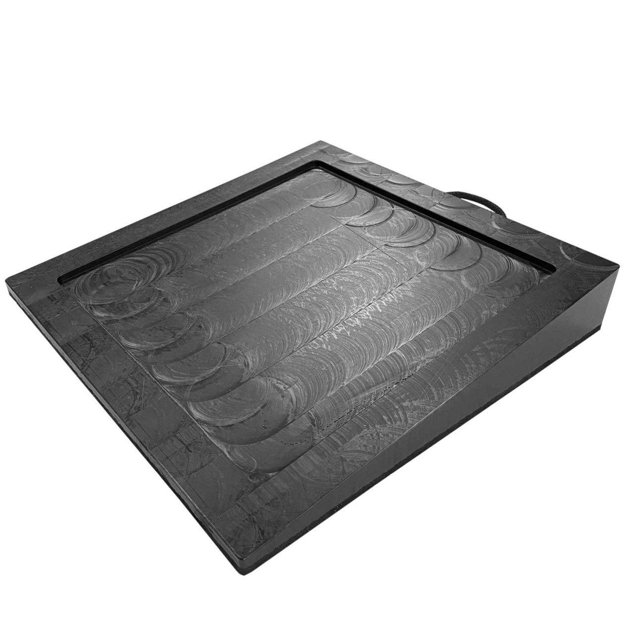 Modular stapelbare Abstützplatten aus Kunststoff mit 7,5° Neigung in Keilform, Aussparung für Stützfüße und Anti-Rutsch Gummierung für maximale Sicherheit.