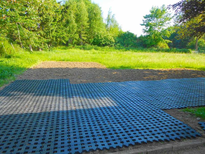 Befestigung einer Rasenfläche als Stellplatz für PKW-Anhänger mit dem Rasengitterstein RGS35