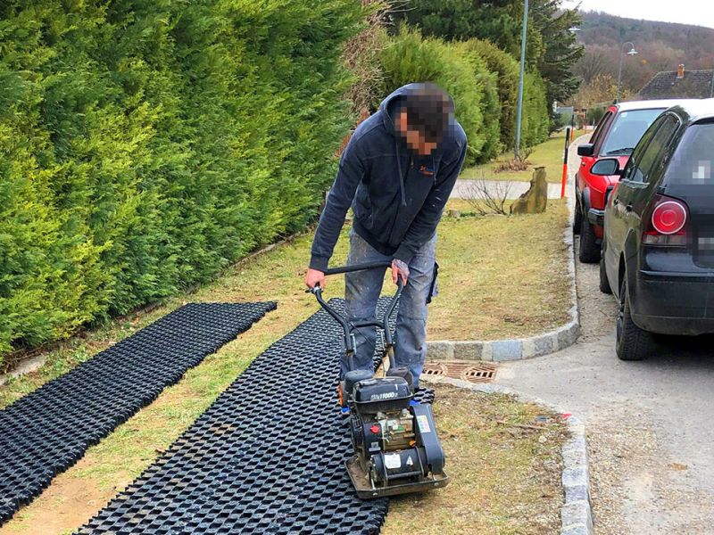 Einrütteln des Ankergitter AG60 zur Herstellung eines befestigen PKW Stellplatz auf Rasen