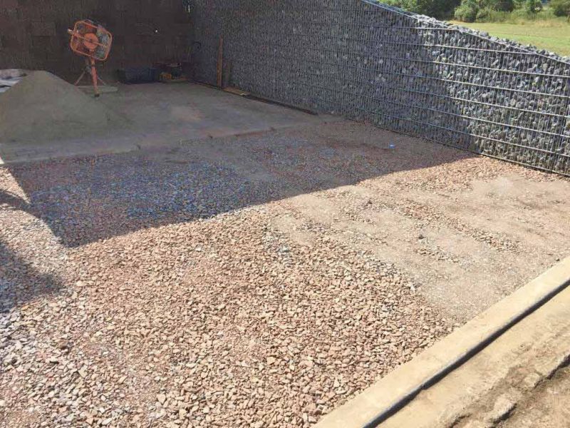 Moderne Umgestaltung: Steingarten & Carporteinfahrt mit stabilisiertem Kies