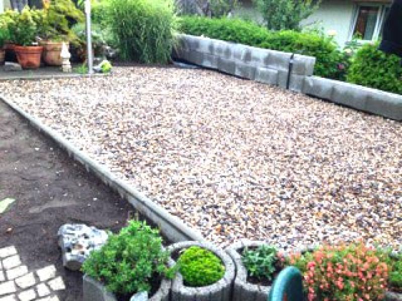 Verlegen der Kieswaben KW50 für eine neu angelegte Kies-Terrasse im Garten