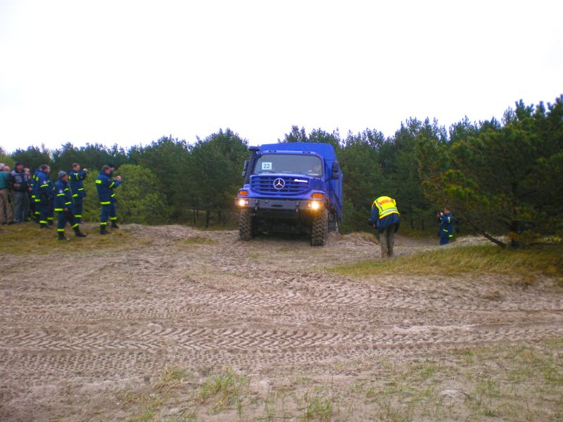 Geländefahrzeug bewegt sich über losen Sand im Testgelände.