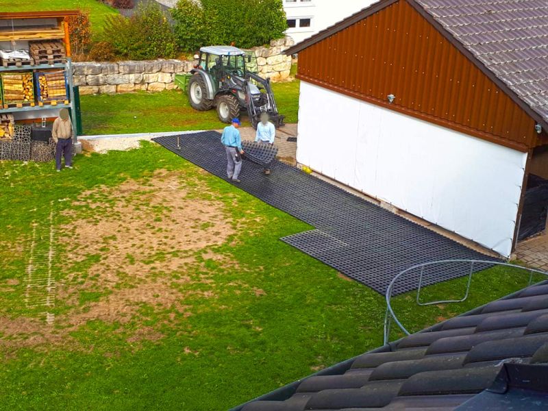 Gartenboden befestigen und befahrbar machen mit dem Rasengitterstein RGS35