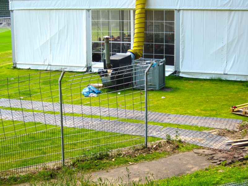 Fahrplatten zur Kampfmittelbeseitigung im Stadion in Köln