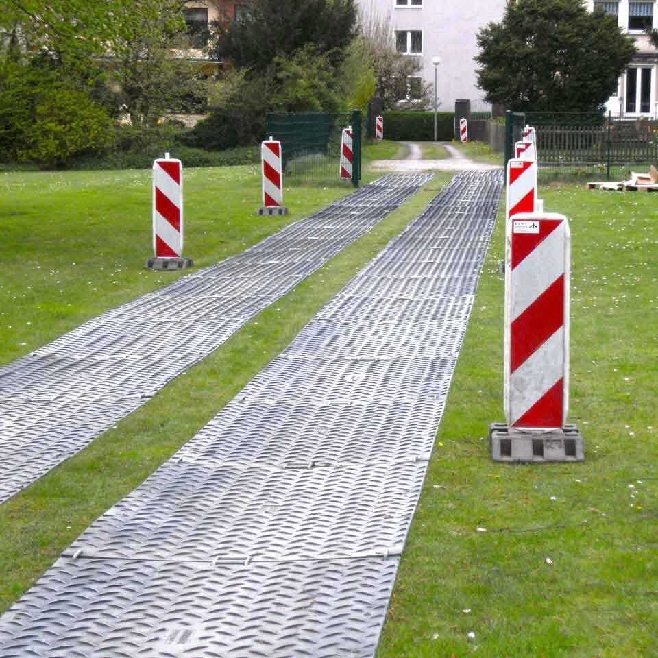 s:tek Hochleistungs-Bodenschutzplatte verlegt als zweispurige Behelfsstraße zur Umleitung des Verkehrs