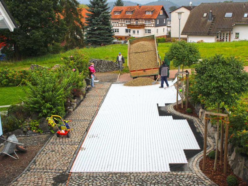 Kiestabilisierung eines neu angelegten Hof und Einfahrt mit dem Kiesgitter KG30