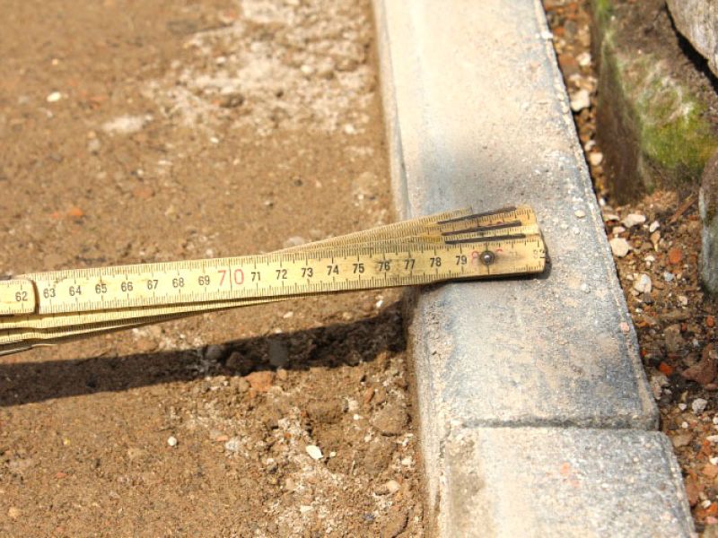 Verlegen von Kieswaben KW50 für einen stabilisierten Kiesweg im Garten