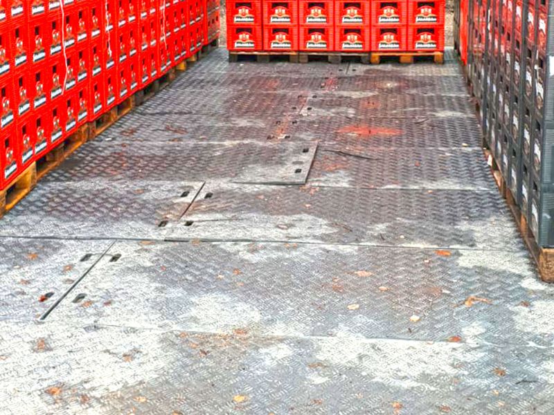 Temporäre Lagerfläche zum befahren mit Transportfahrzeugen mit den e:tek PRO Langen Fahrplatten
