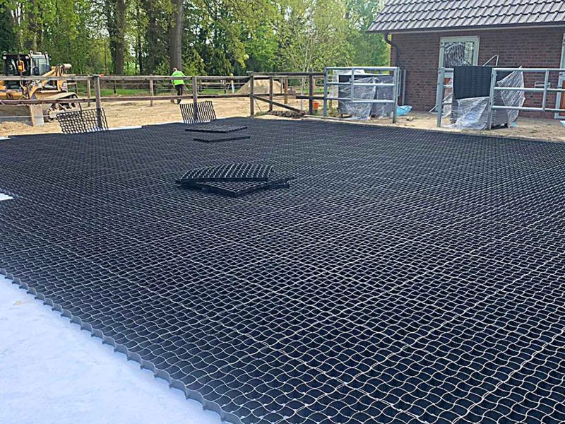Bodengitter aus Kunststoff als Fläche verlegt zum Paddock befestigen