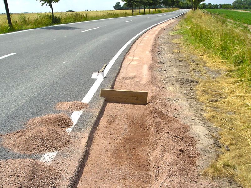 Befestigung eines Seitenstreifens einer Straße mit dem Bodengitter BG50