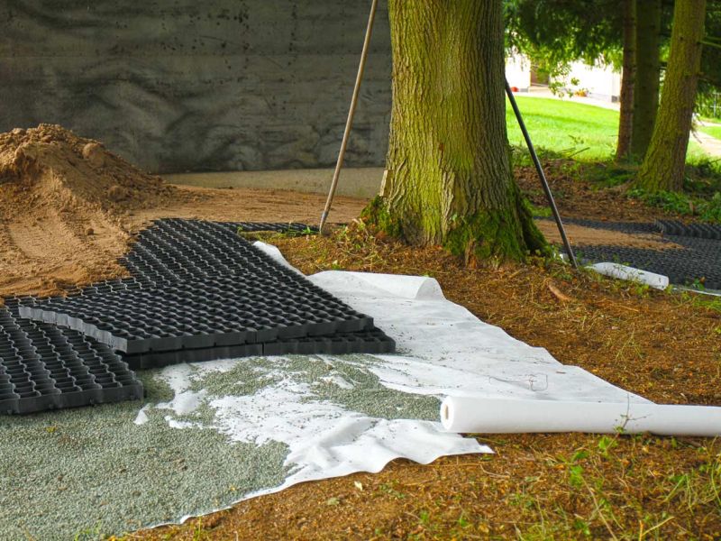 Befestigung des Bodens rund um den Futterplatz für Pferde mit dem Bodengitter BG50