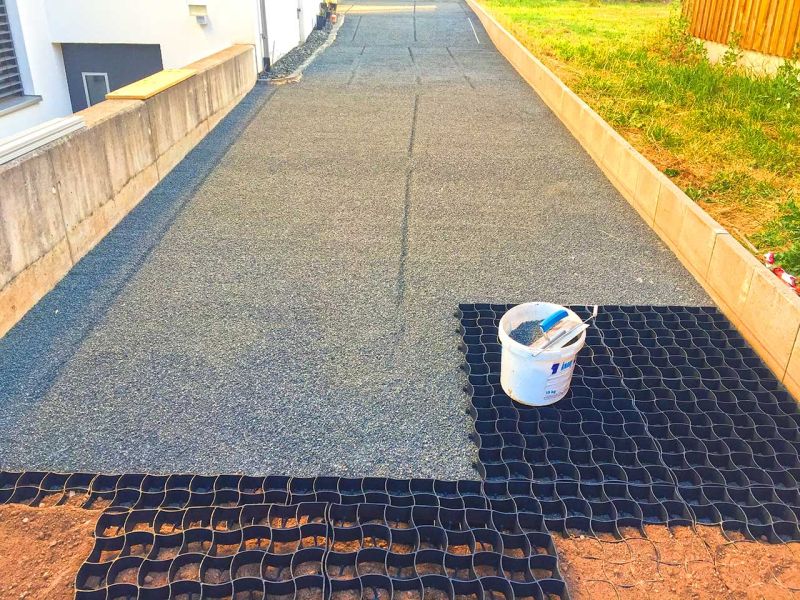 Begrünte Hofeinfahrt & Wohnwagen Stellplatz mit dem Bodengitter BG50 stabilisieren