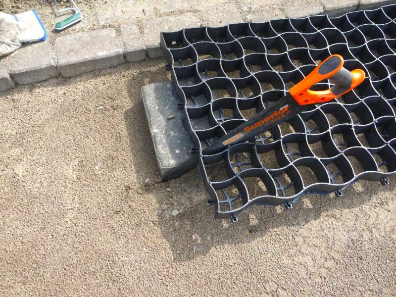 Verlegung des Bodengitter BG50 zur Herstellung eines begrünten PKW Stellplatz