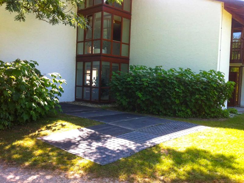 Fahrstraße und Arbeitsfläche zur Renovierung eines Gebäudes