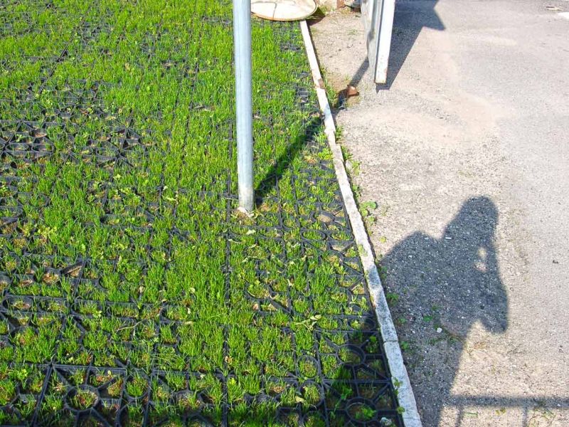 Rasengitter RG24 zur Stabilisierung eines Besucherparkplatz einer Kirche