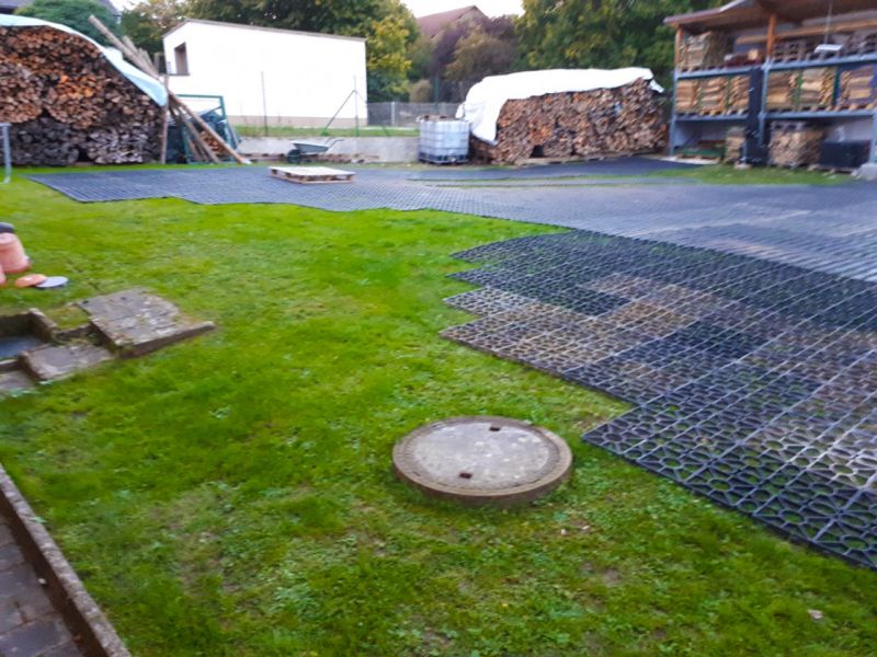Gartenboden befestigen und befahrbar machen mit dem Rasengitterstein RGS35