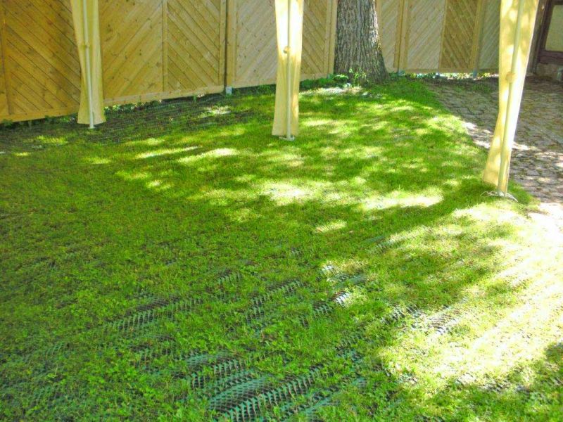 Dauerhafte Rasenverstärkung eines Pfarrgarten für Feste und Feierlichkeiten