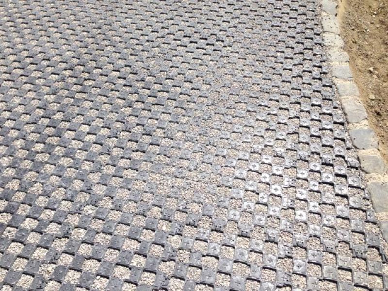 Verlegung des Ankergitter AG60 zur ökologischen und versiegelungsfreien Pflasterung einer Hofeinfahrt