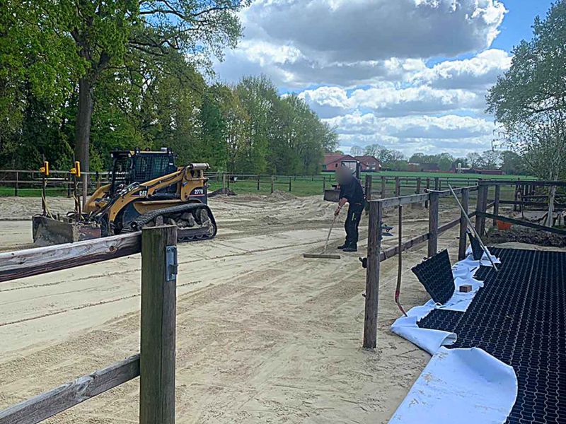 Paddock befestigen mit Bodengittern