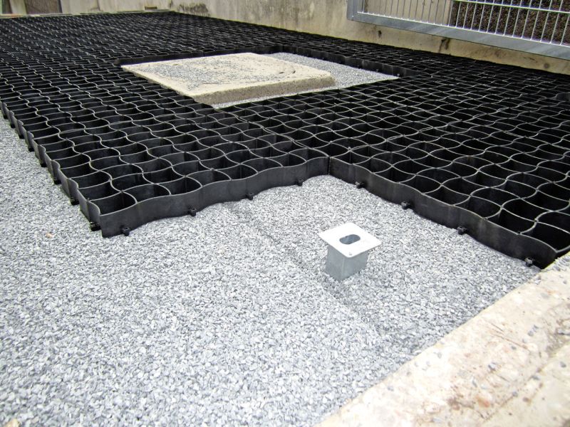 Verlegen und Verfüllen des Bodengitter BG50 für Hof und Einfahrt