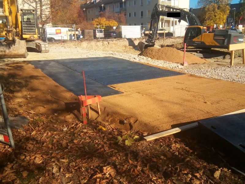 Temporäre Baustraße zur Überfahrt von Baustellenfahrzeugen in Wiesbaden mit den e:tek PRO Langen Fahrplatten