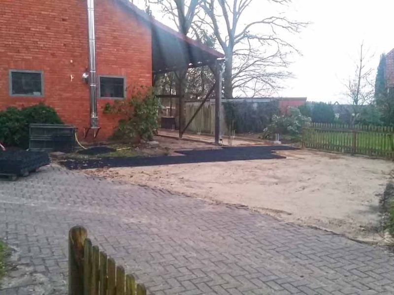 Bodengitter zur begrünten Hoferweiterung einer Traktor befahrbaren Rasenfläche