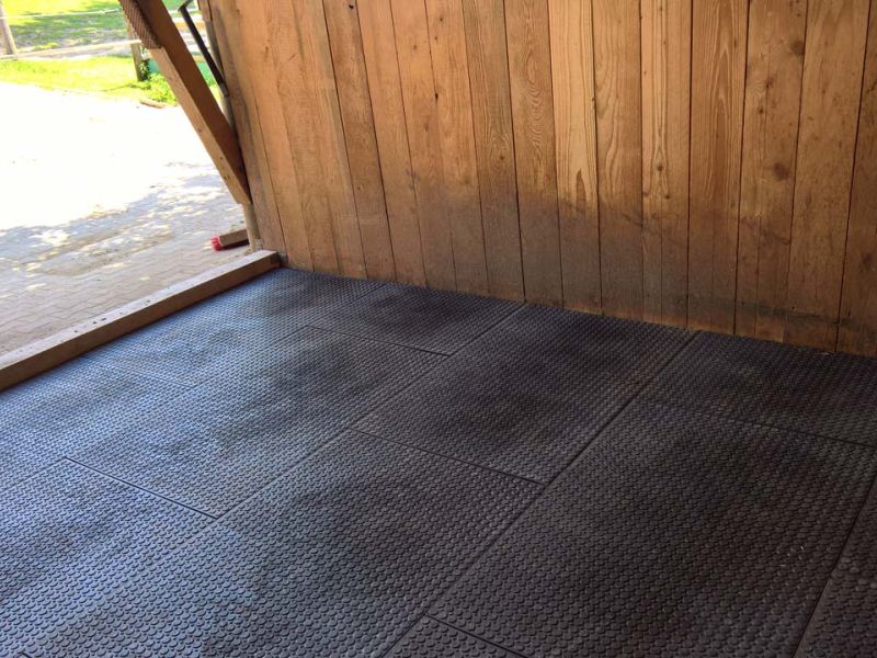 Verlegung von Bodenmatten als Stallboden für einen Pferdestall