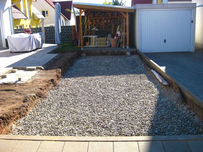 Umgestaltung einer Rasenfläche in eine befestigte und befahrbare Hof- und Gartenzufahrt mit der Kiesmatte KM30