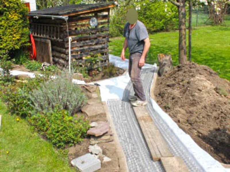 Verlegen von Kieswaben KW50 für einen stabilisierten Kiesweg im Garten