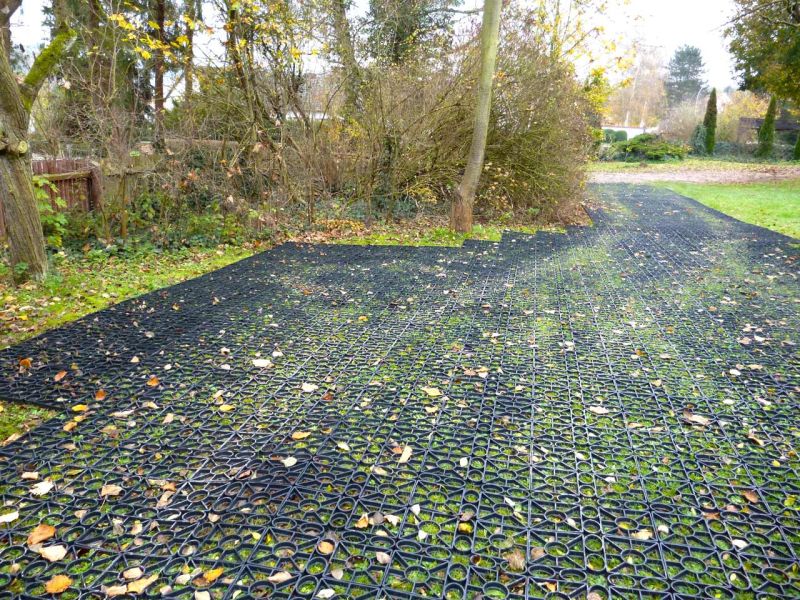 Direktverlegung des Rasengitter RG24 ohne Unterbau auf den bestehenden Rasen