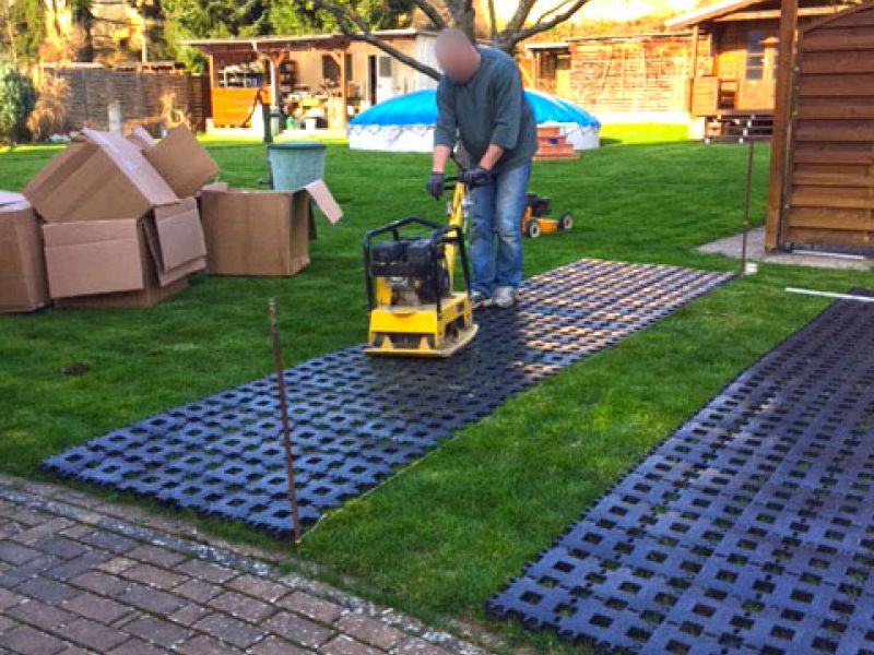 Zwei Parkplätze in 2 Stunden ohne Unterbau selbst herstellen, dank direkter Verlegung auf den bestehenden Rasen mit dem Rasengitterstein RGS35 aus Kunststoff.