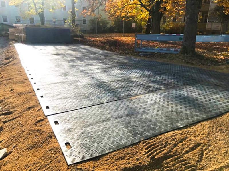 Temporäre Baustraße zur Überfahrt von Baustellenfahrzeugen in Wiesbaden mit den e:tek PRO Langen Fahrplatten