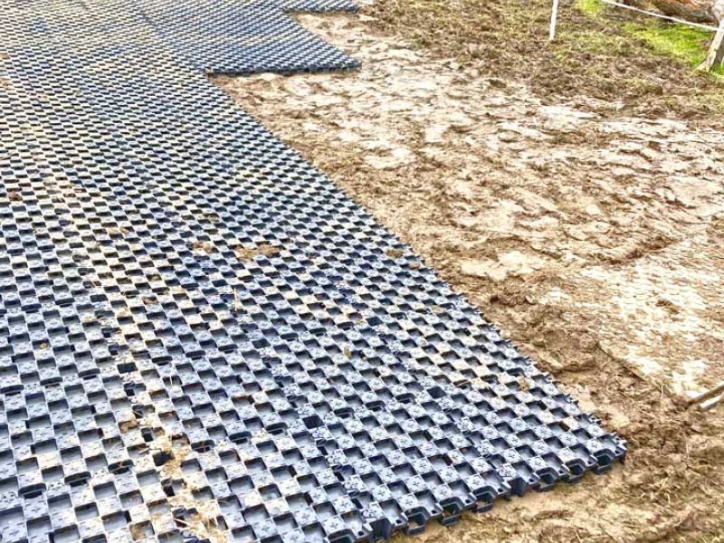 Das Verlegen der knapp 1kg leichten Paddockplatten war für alle ein Kinderspiel