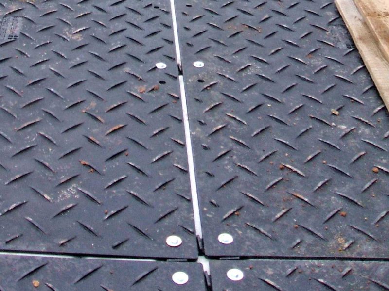 Mobile Baustraße zum Schutz des Rasen auf einem Sportplatz