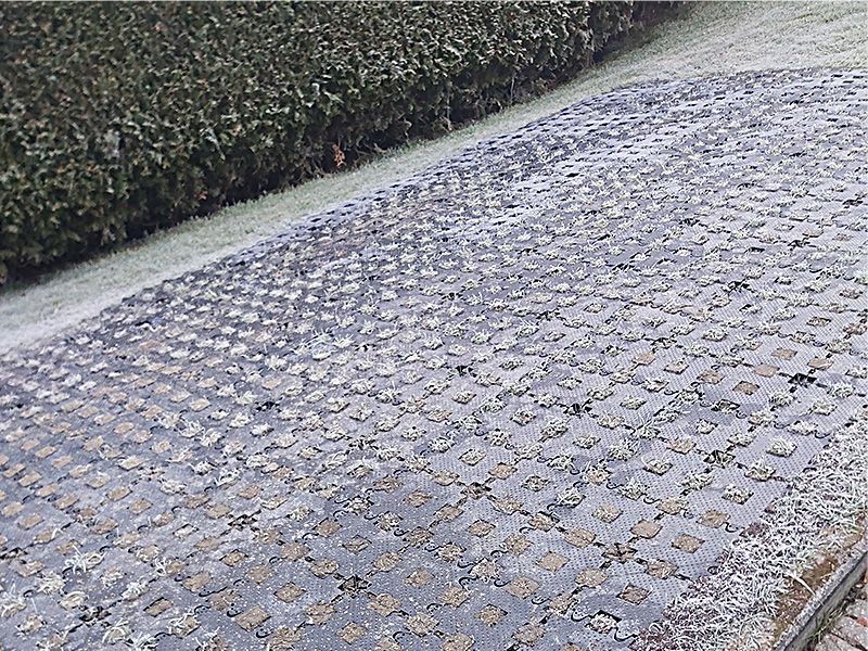 Befestigung eines Rasens mit Rasensteingitter RGS35 als Fahrzeug-Stellplatz