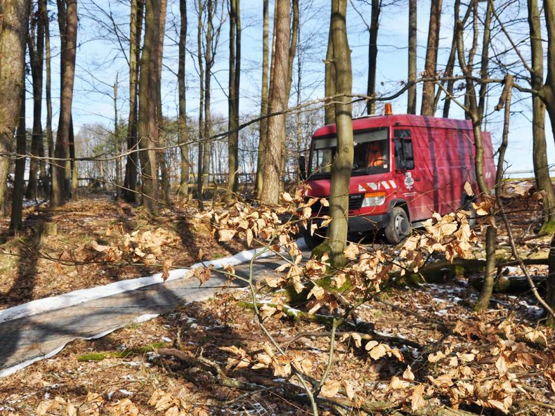 Mobile Baustraße Telekom-Baustelle Esselbach im Steigerwald mit der s:tek 48 Bodenschutzplatte