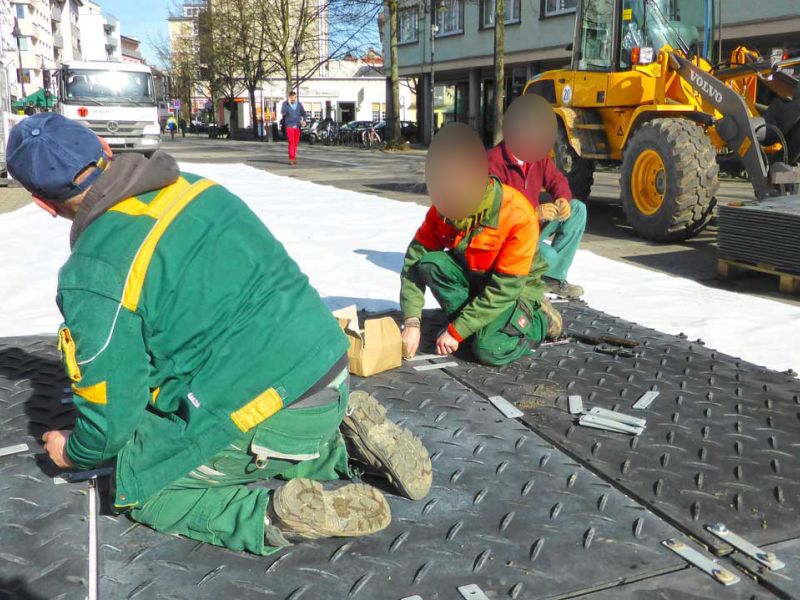 Mobile Baustraße als Pflasterschutz in der Fußgängerzone in Gießen