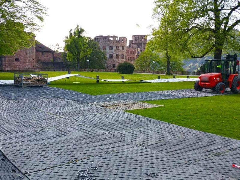 Fahrplatten zum Schutz des Rasen im Schlosspark Heidelberg für ein Event